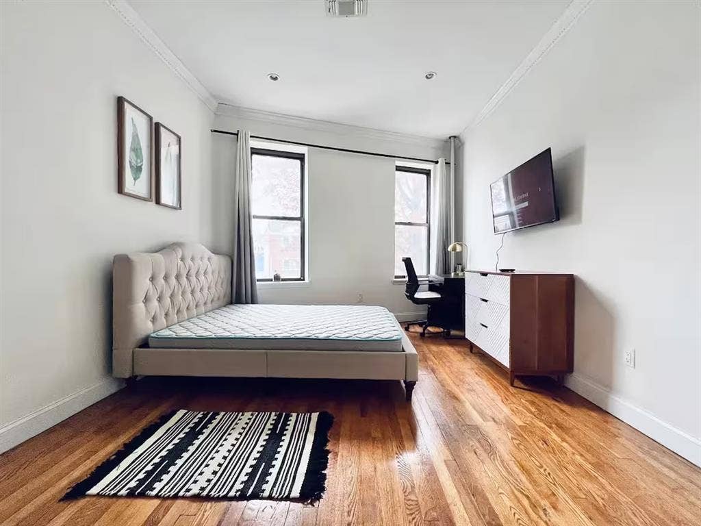 Furnished Room I min to Manhattan
