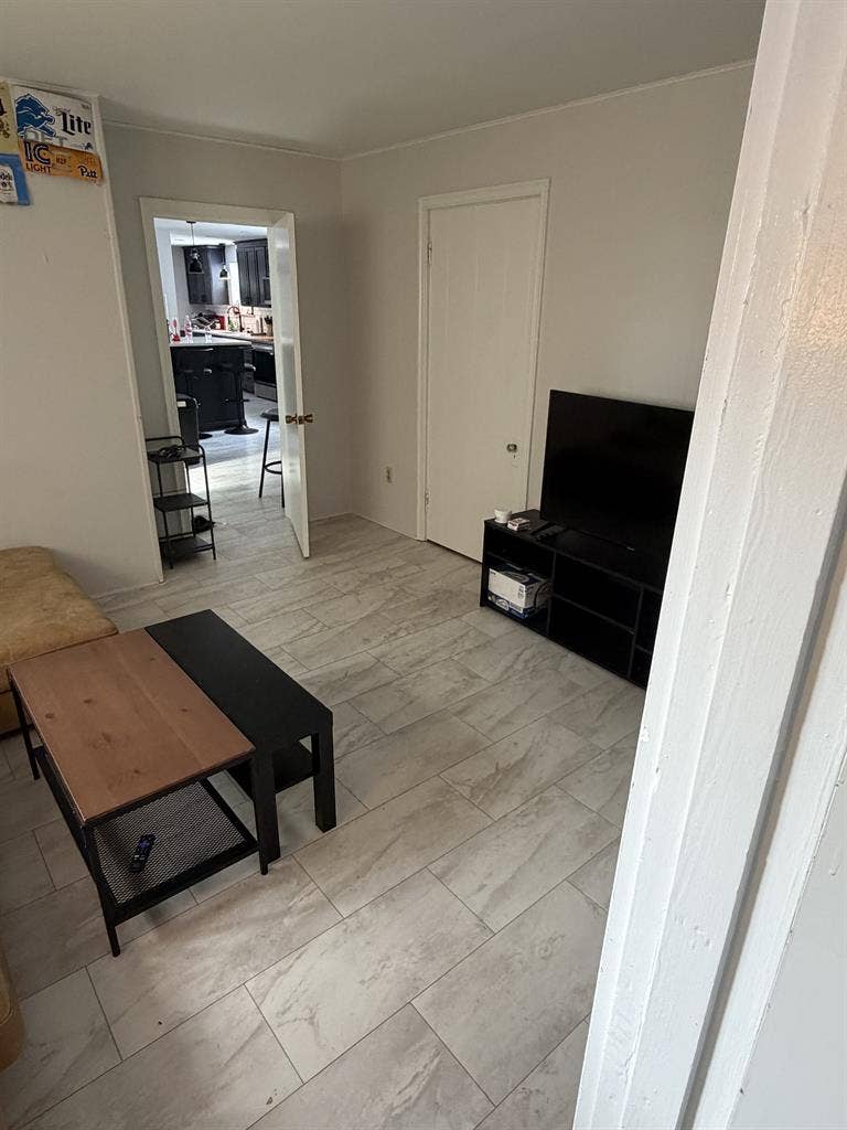 Looking for a rooomate