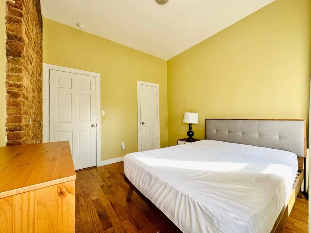 Furnished Room I min to Manhattan