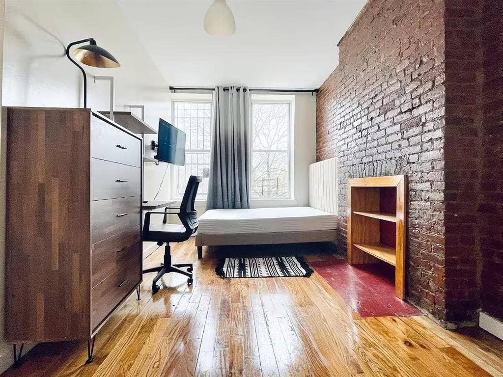 Furnished Room I min to Manhattan