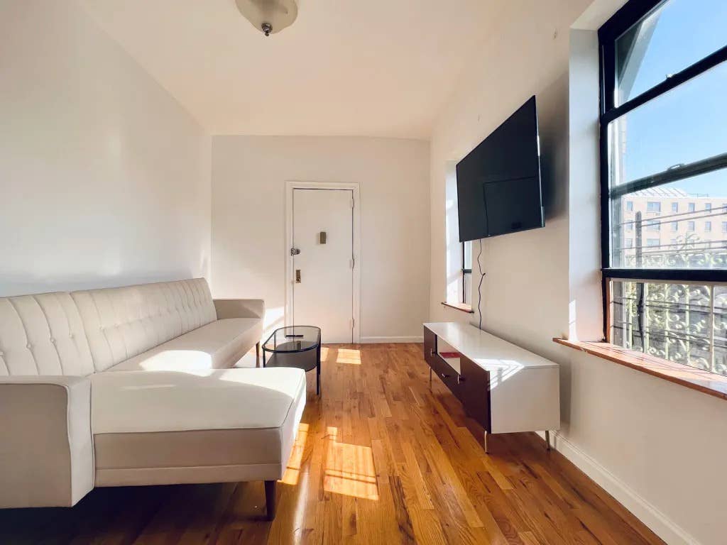 Furnished Room I min to Manhattan