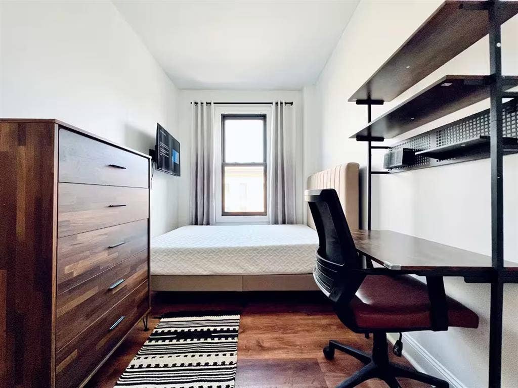Furnished Room I min to Manhattan