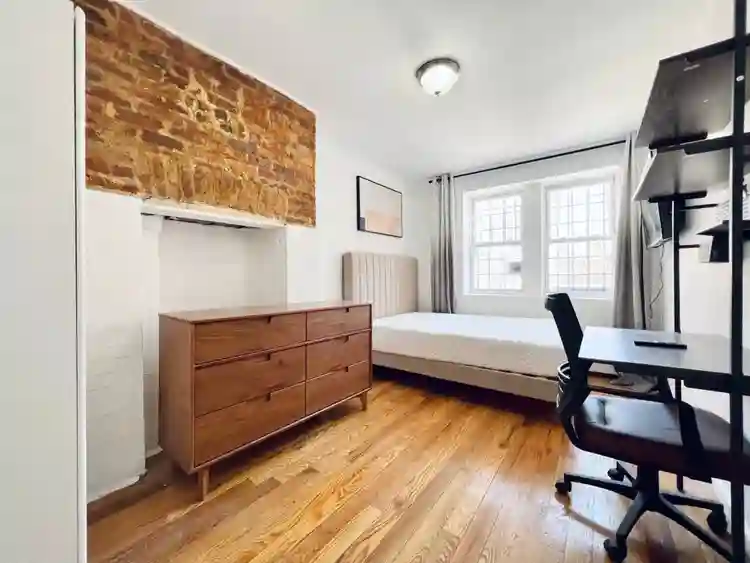 Furnished Room I min to Manhattan