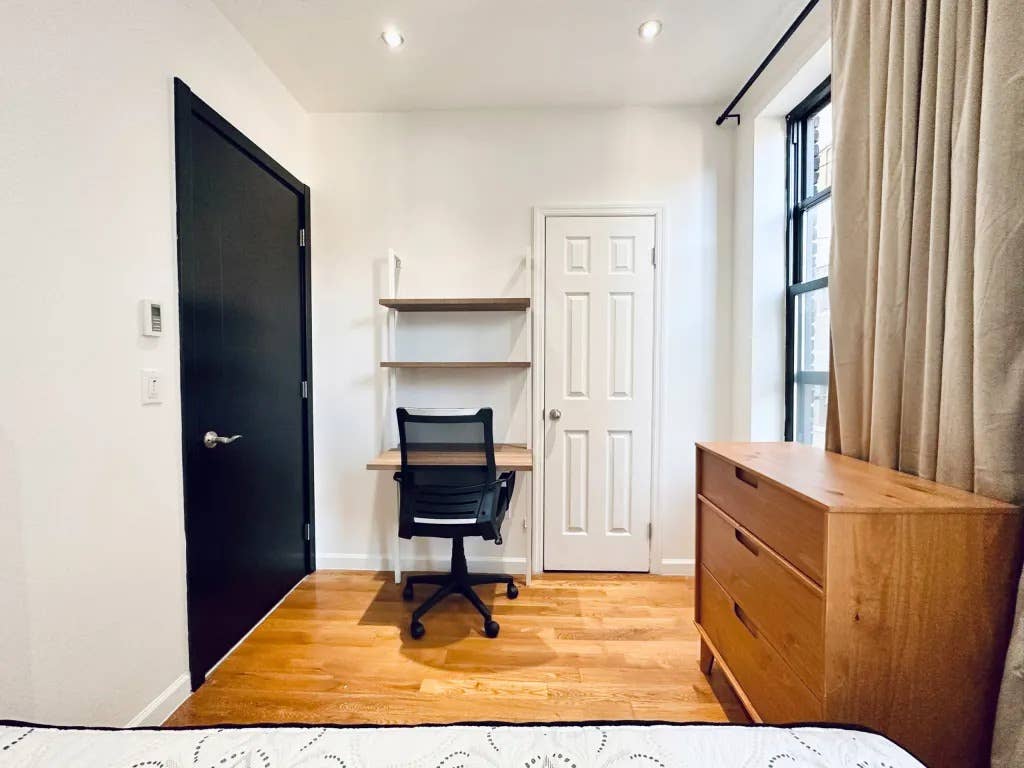 Furnished Room I min to Manhattan