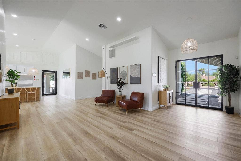 10 BR in Glendale