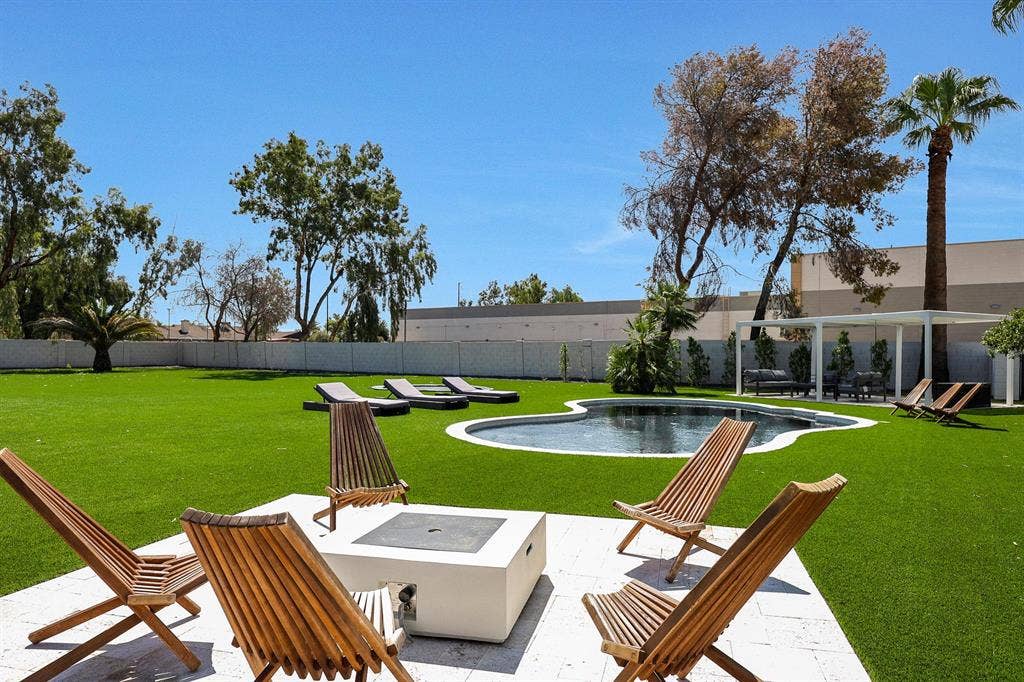 10 BR in Glendale