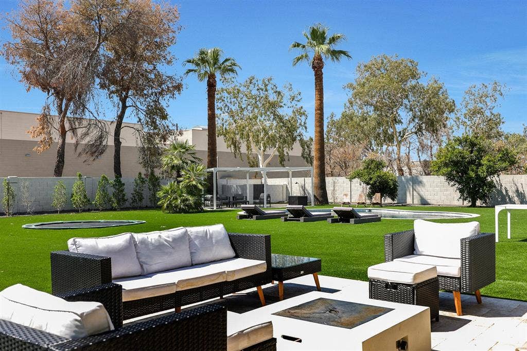 10 BR in Glendale