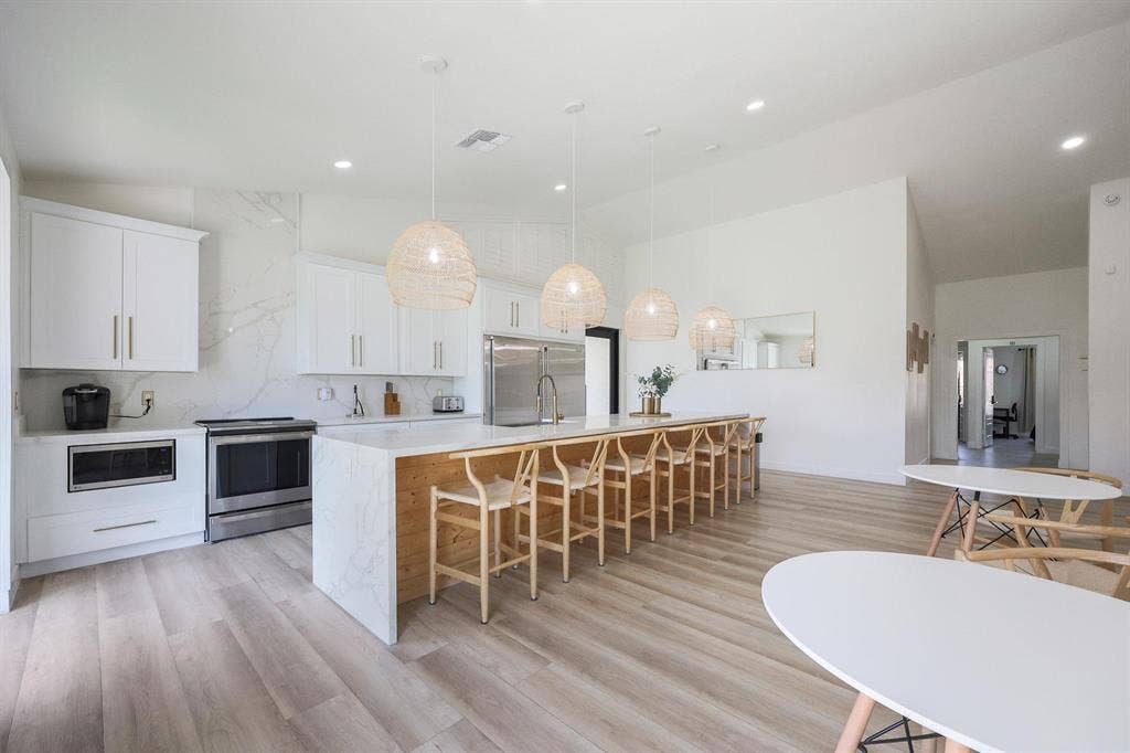 10 BR in Glendale