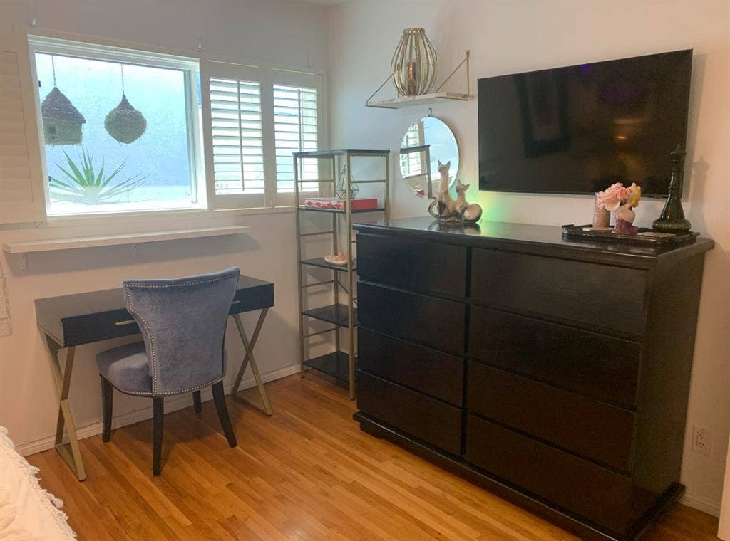 Looking for great female roommate!
