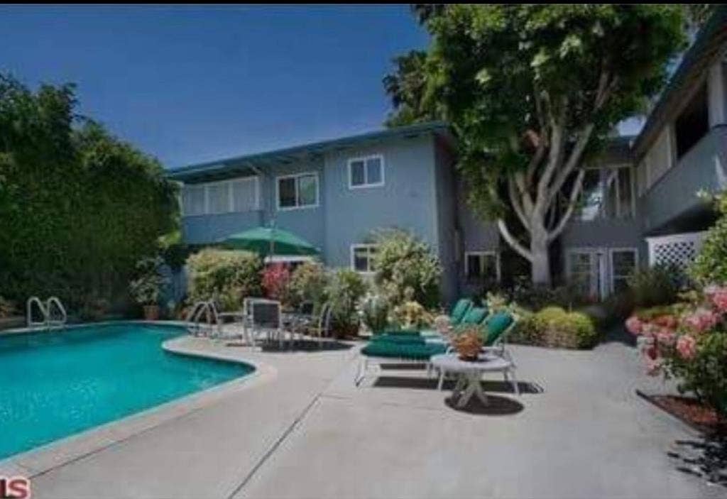 Looking for great female roommate!