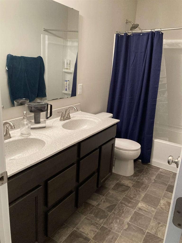 Looking for 2 house-mates