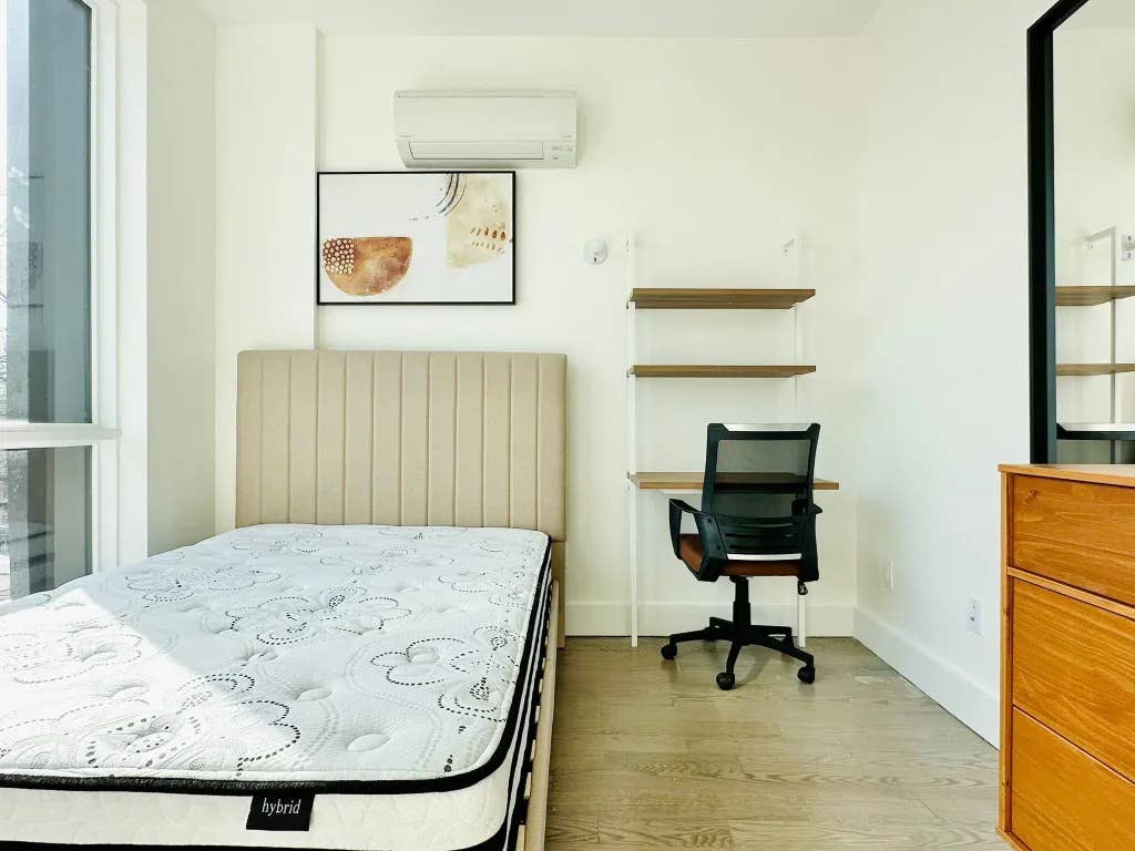 Furnished Room I min to Manhattan