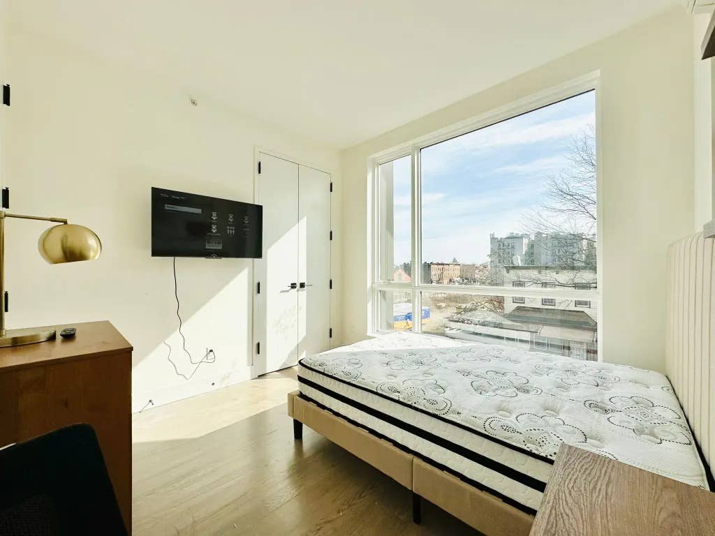 Furnished Room I min to Manhattan