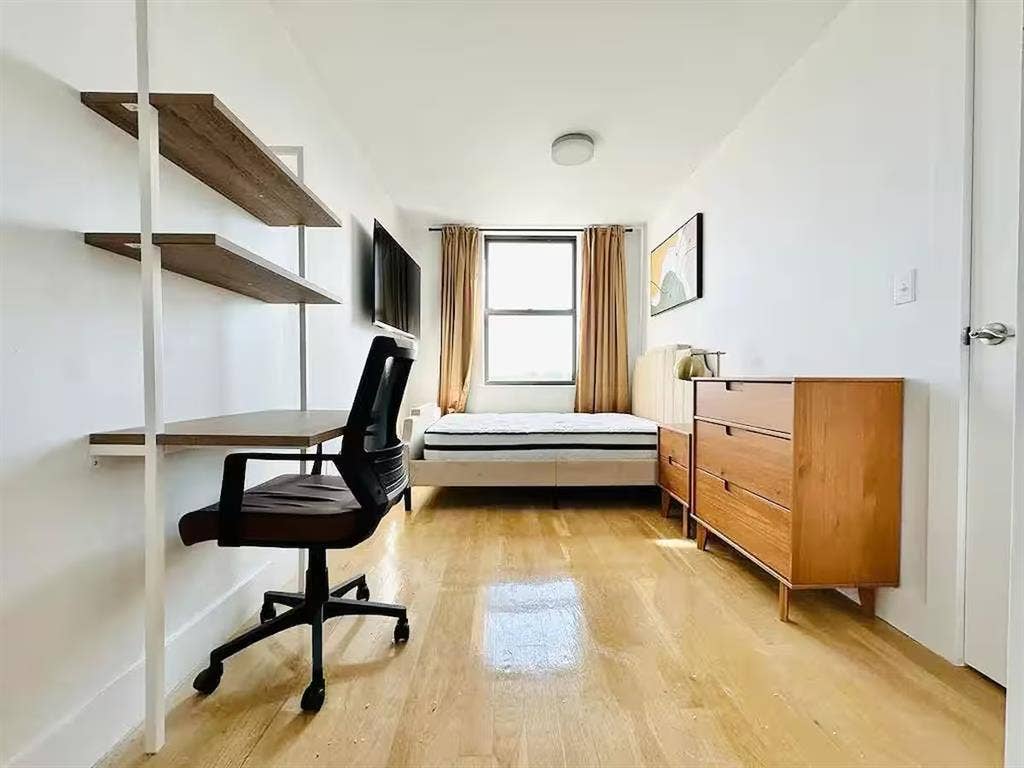 Furnished Room I min to Manhattan