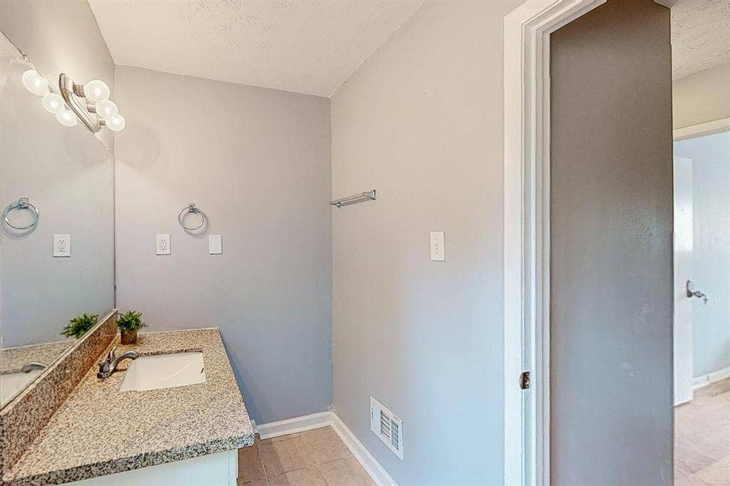 8 BR in College Park