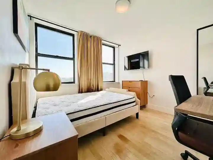 Furnished Room I min to Manhattan