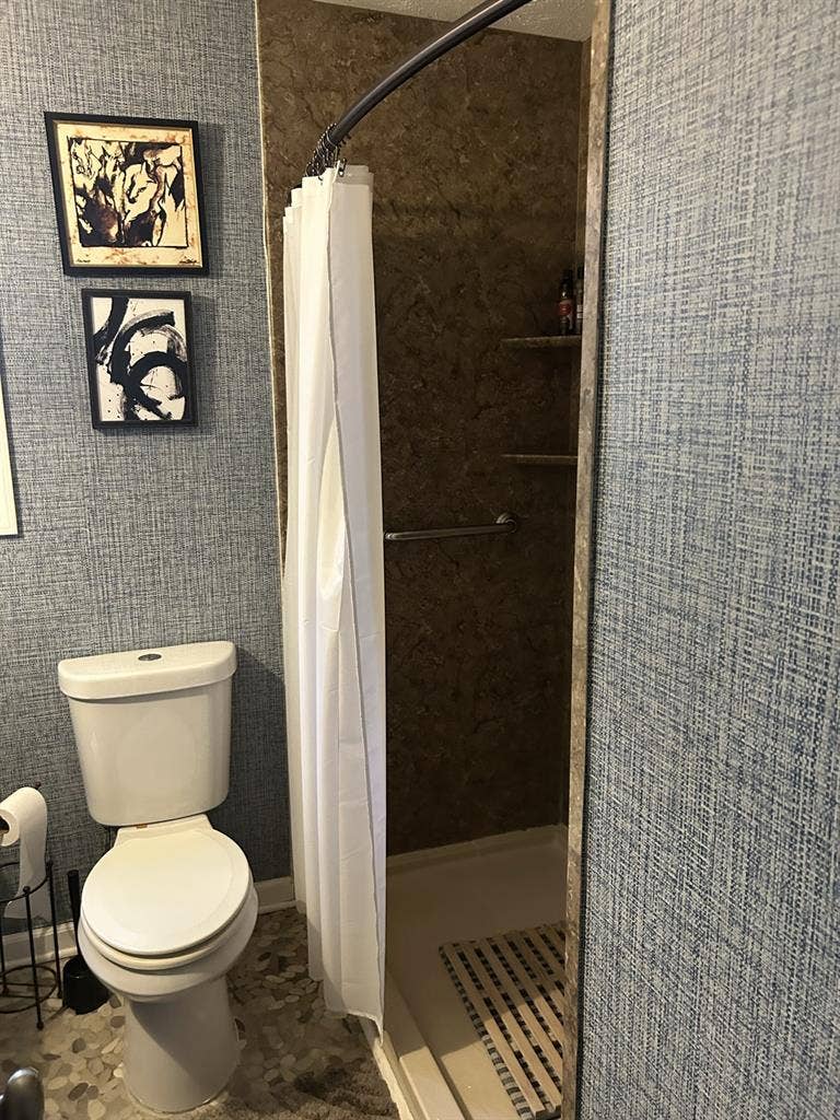 Female roommates wanted