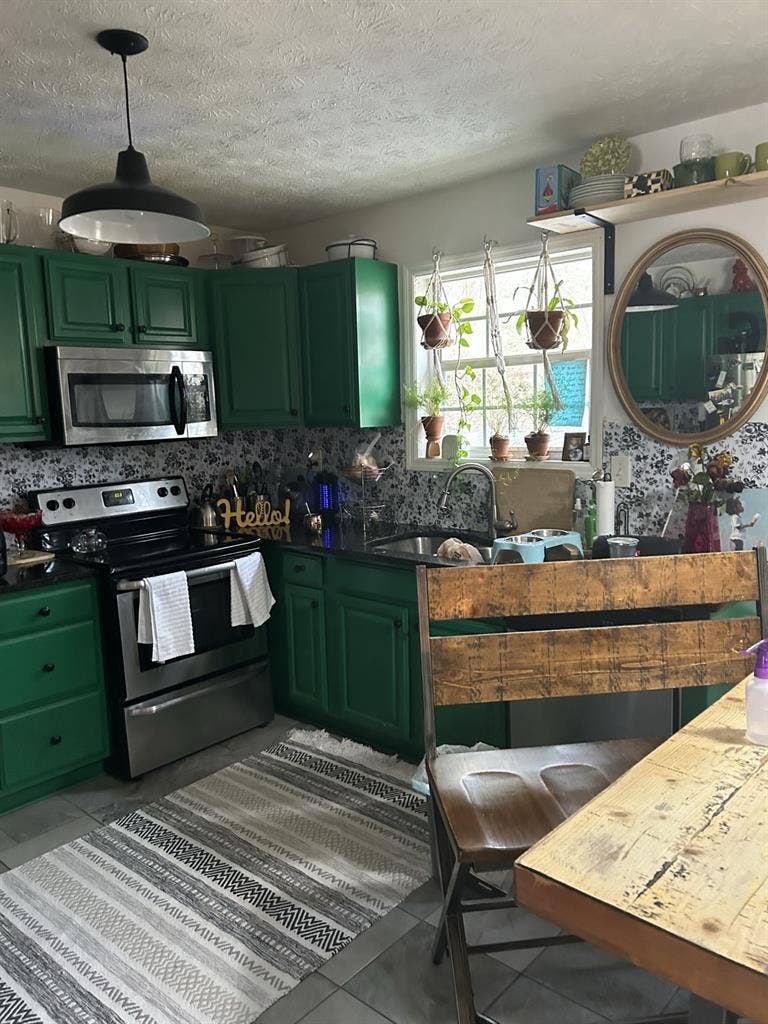 Female roommates wanted