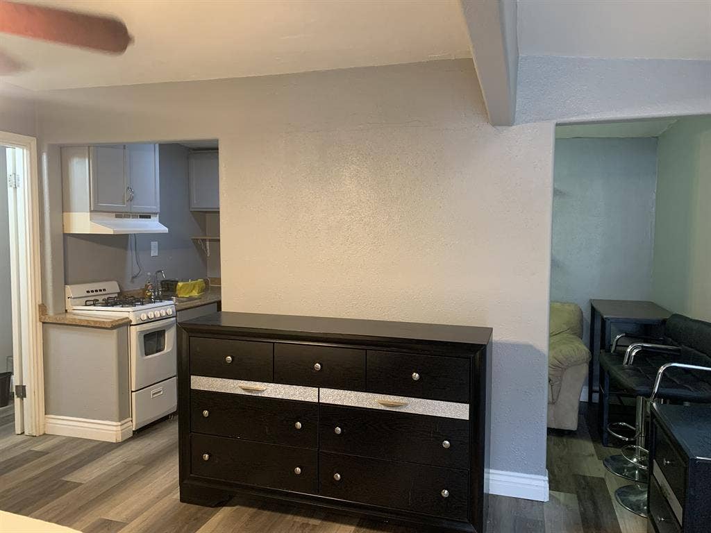 Studio w Kitchenette & Bathroom