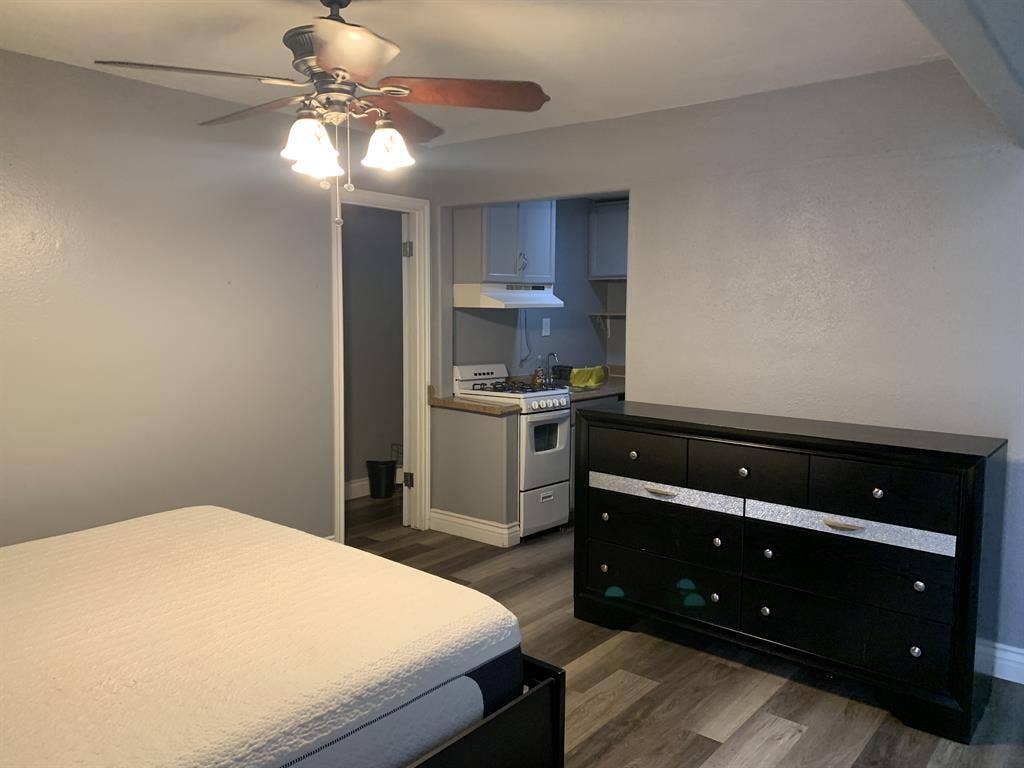 Studio w Kitchenette & Bathroom