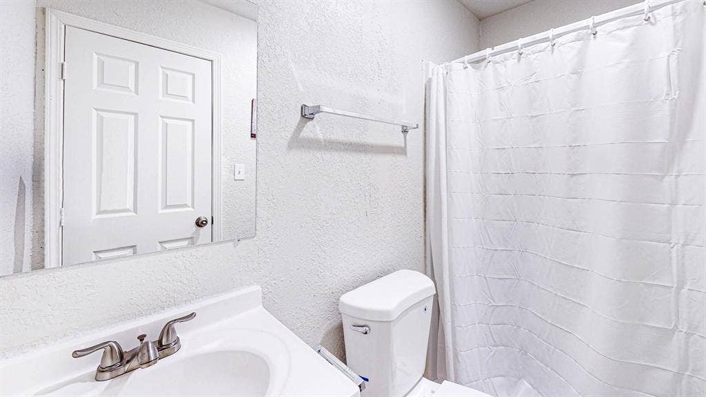 6 BR in Forest Park