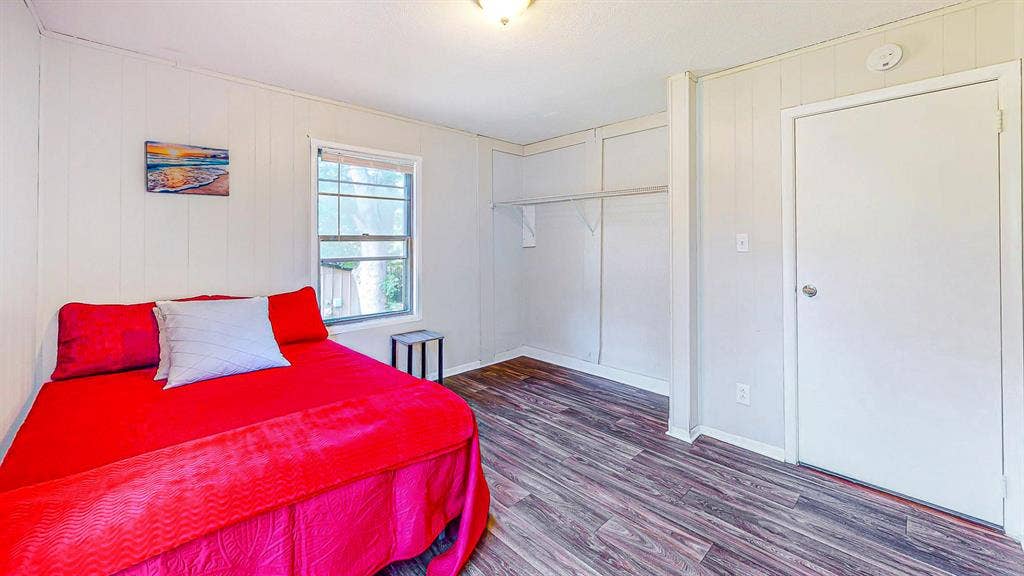 6 BR in Forest Park