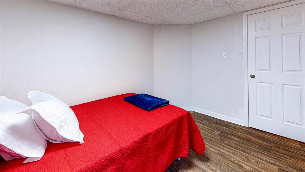6 BR in Forest Park