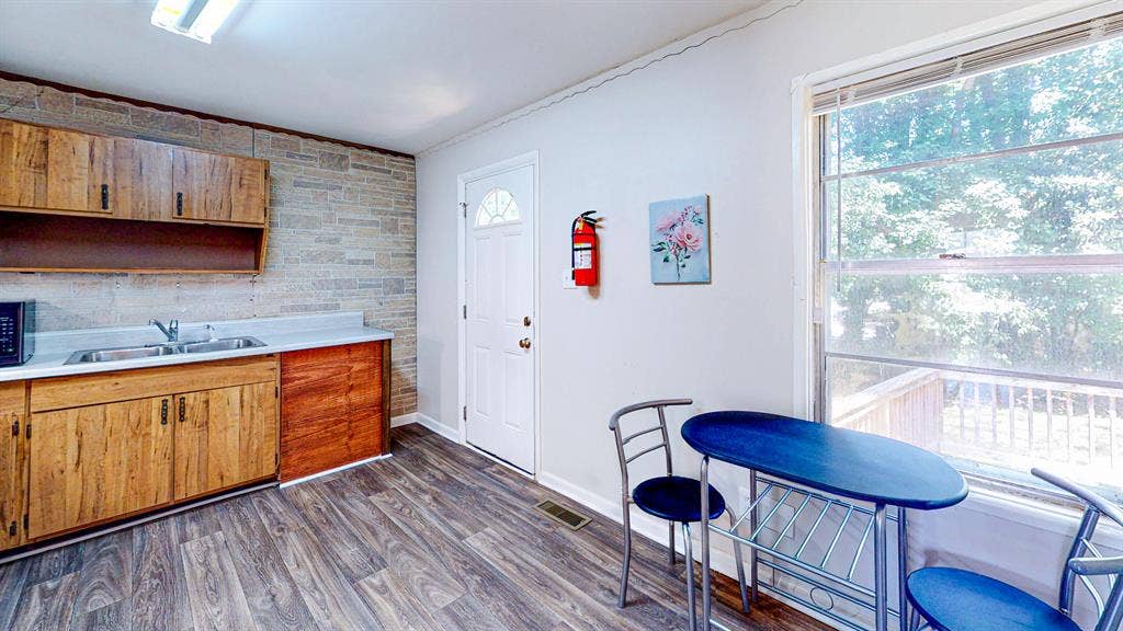 6 BR in Forest Park