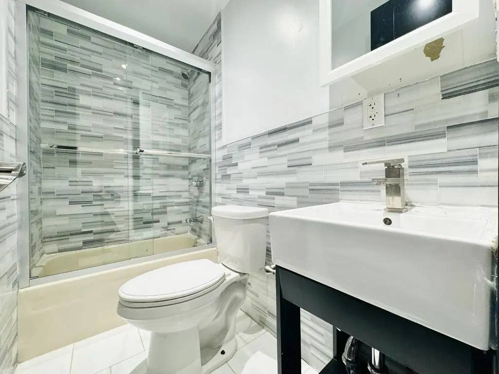 Furnished Room I train