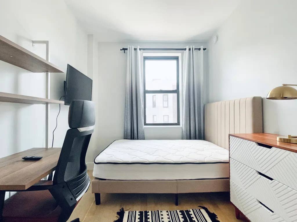 Furnished Room I min to Manhattan