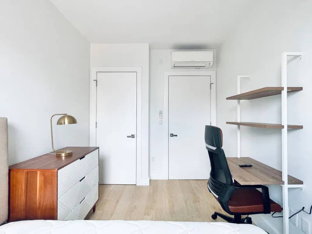 Furnished Room I min to Manhattan