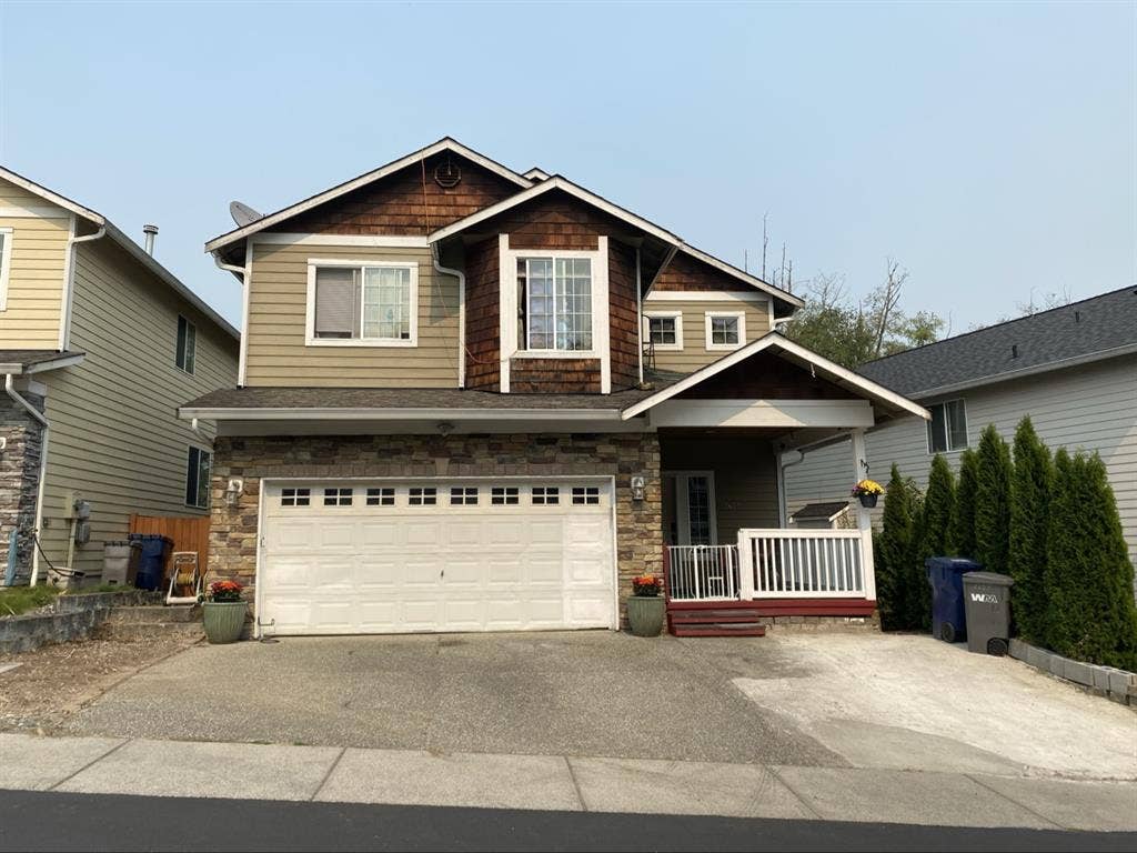 ☀️South-Facing Room • Available Now