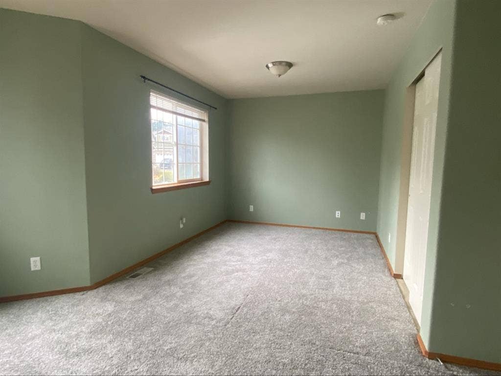 ☀️South-Facing Room • Available Now