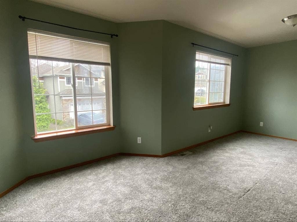 ☀️South-Facing Room • Available Now