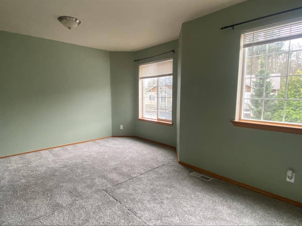 ☀️South-Facing Room • Available Now
