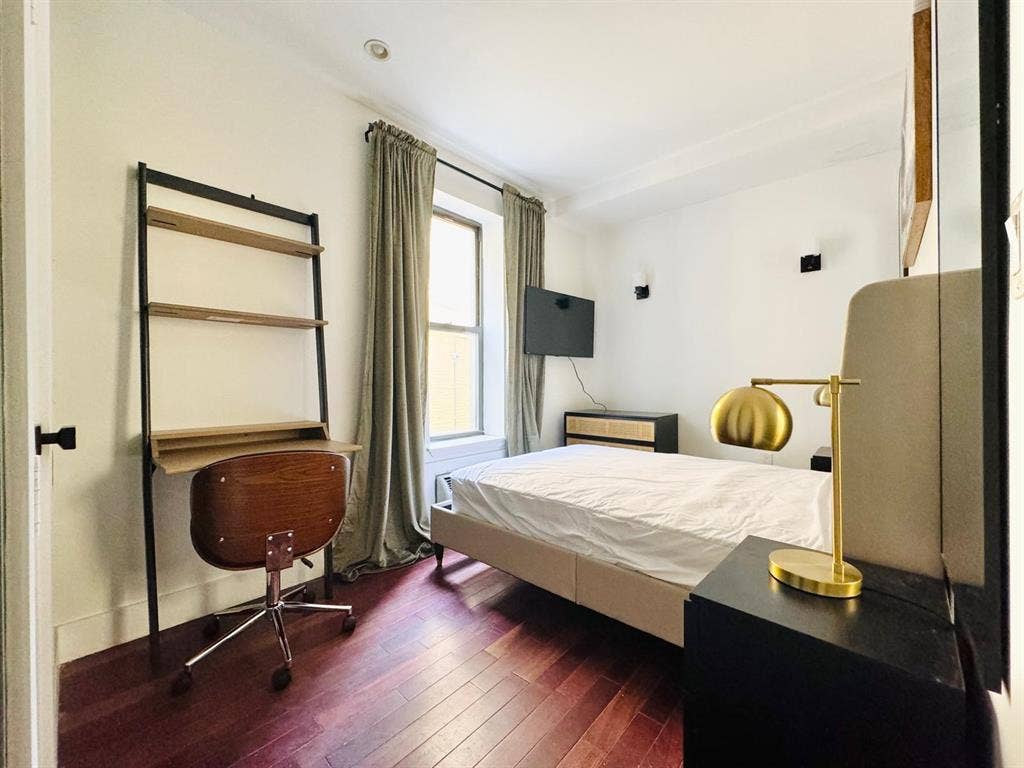 Furnished Room I min to Manhattan