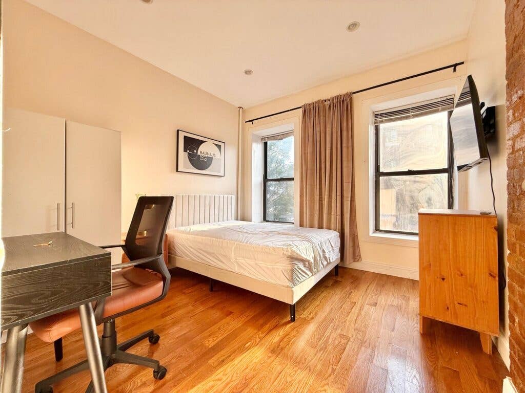 Furnished Room I min to Manhattan