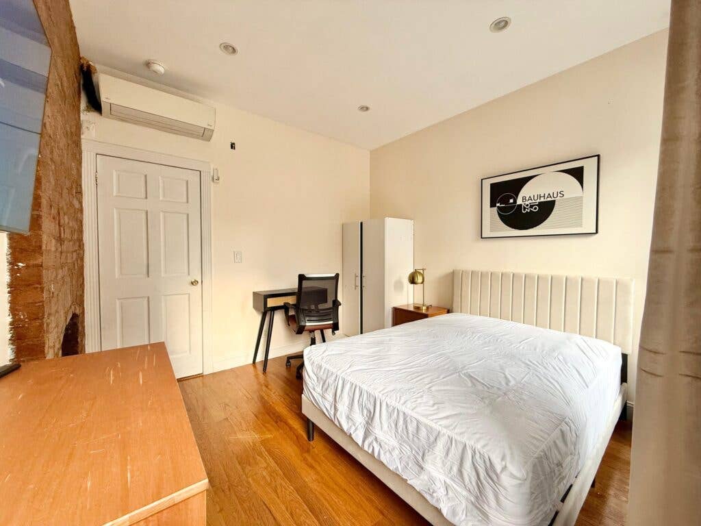 Furnished Room I min to Manhattan