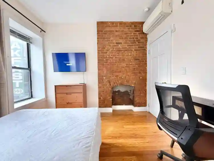 Furnished Room I min to Manhattan