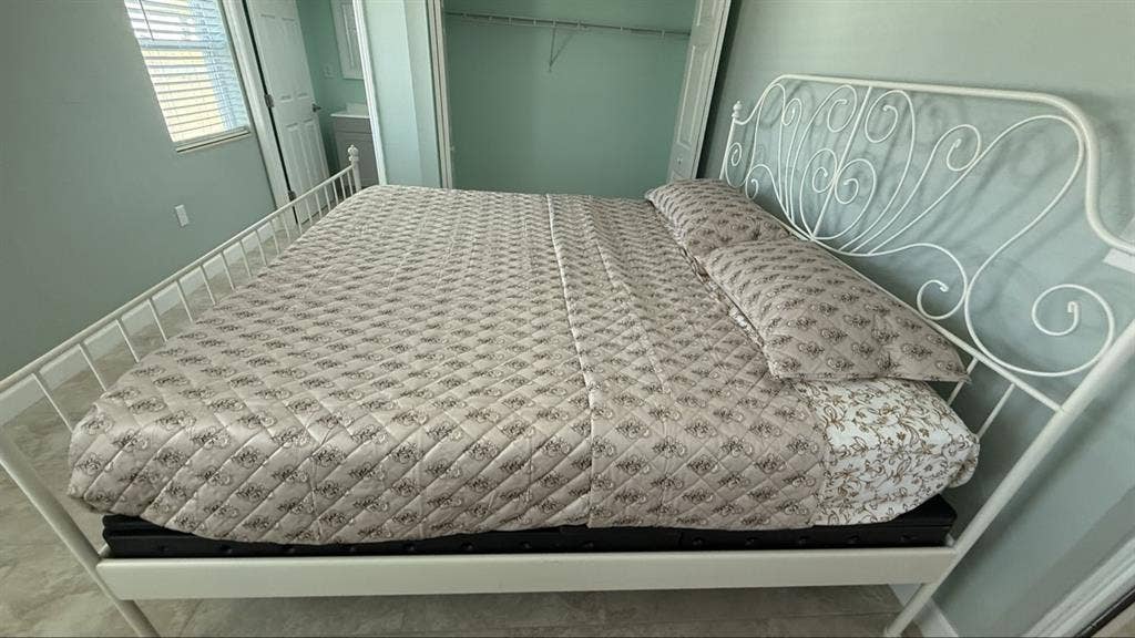 Single bedroom with Private Bath