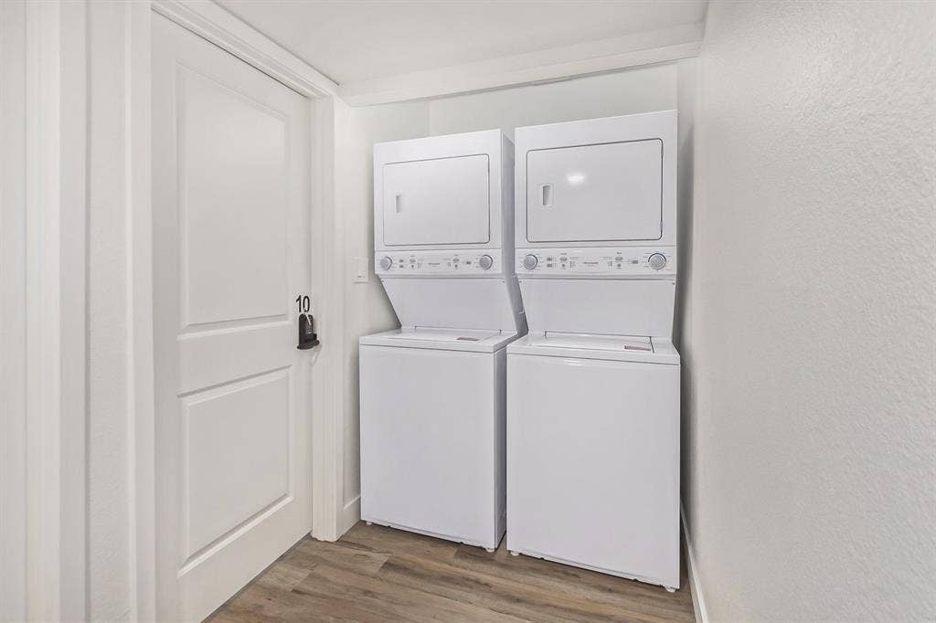 10 BR in Glendale