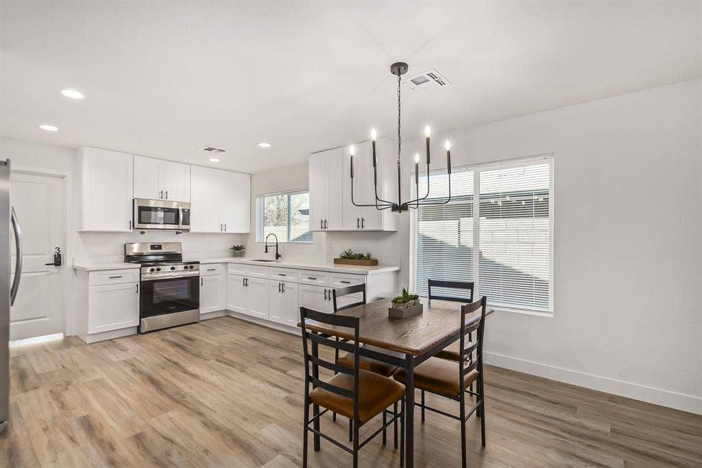 10 BR in Glendale