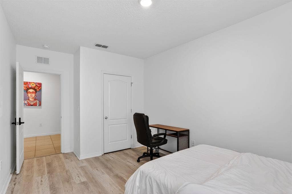 8 BR in Davenport