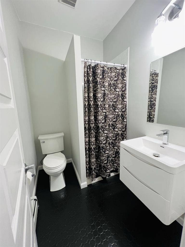 Jersey City Room Plus Storage Space