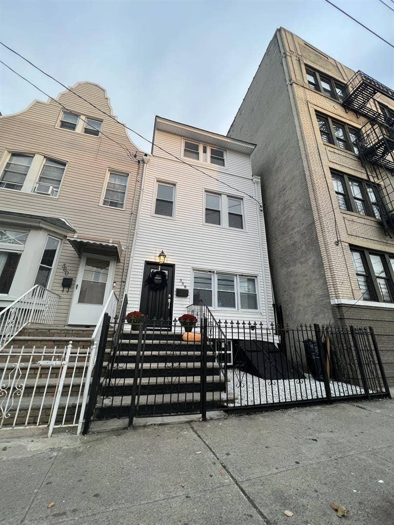 Jersey City Room Plus Storage Space