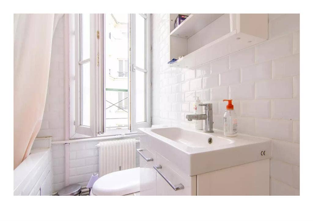 Light, lovely room - heart of Paris