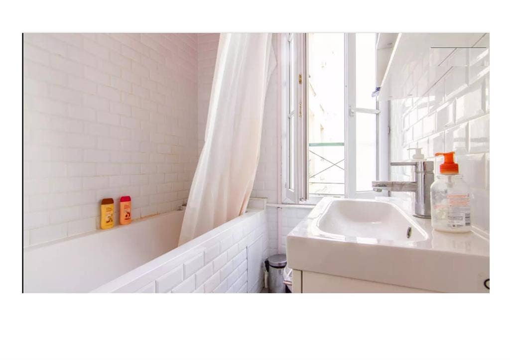 Light and airy room, heart of Paris