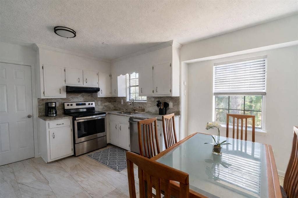 8 BR in Stone Mountain