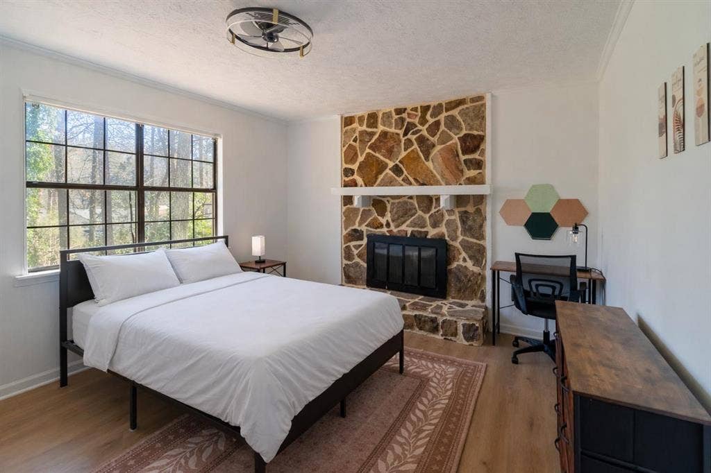 8 BR in Stone Mountain