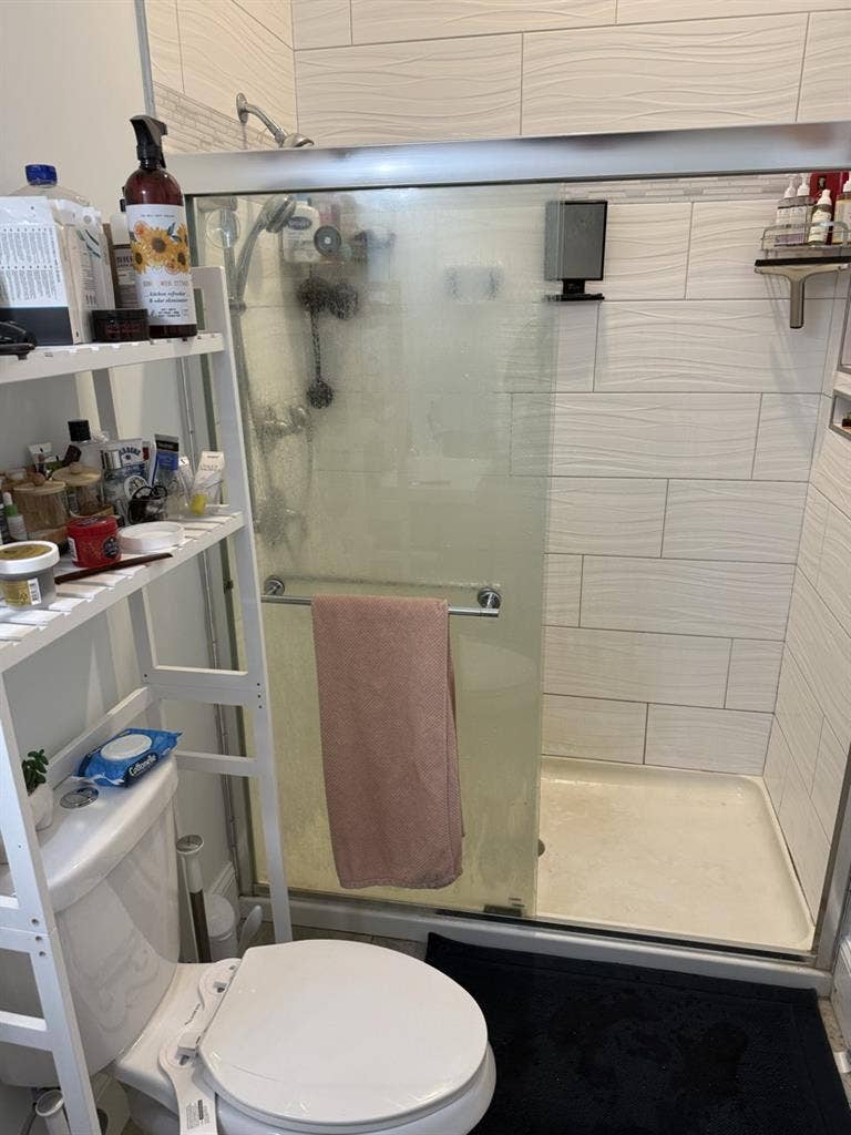 Spacious bedroom 6 Month Lease
